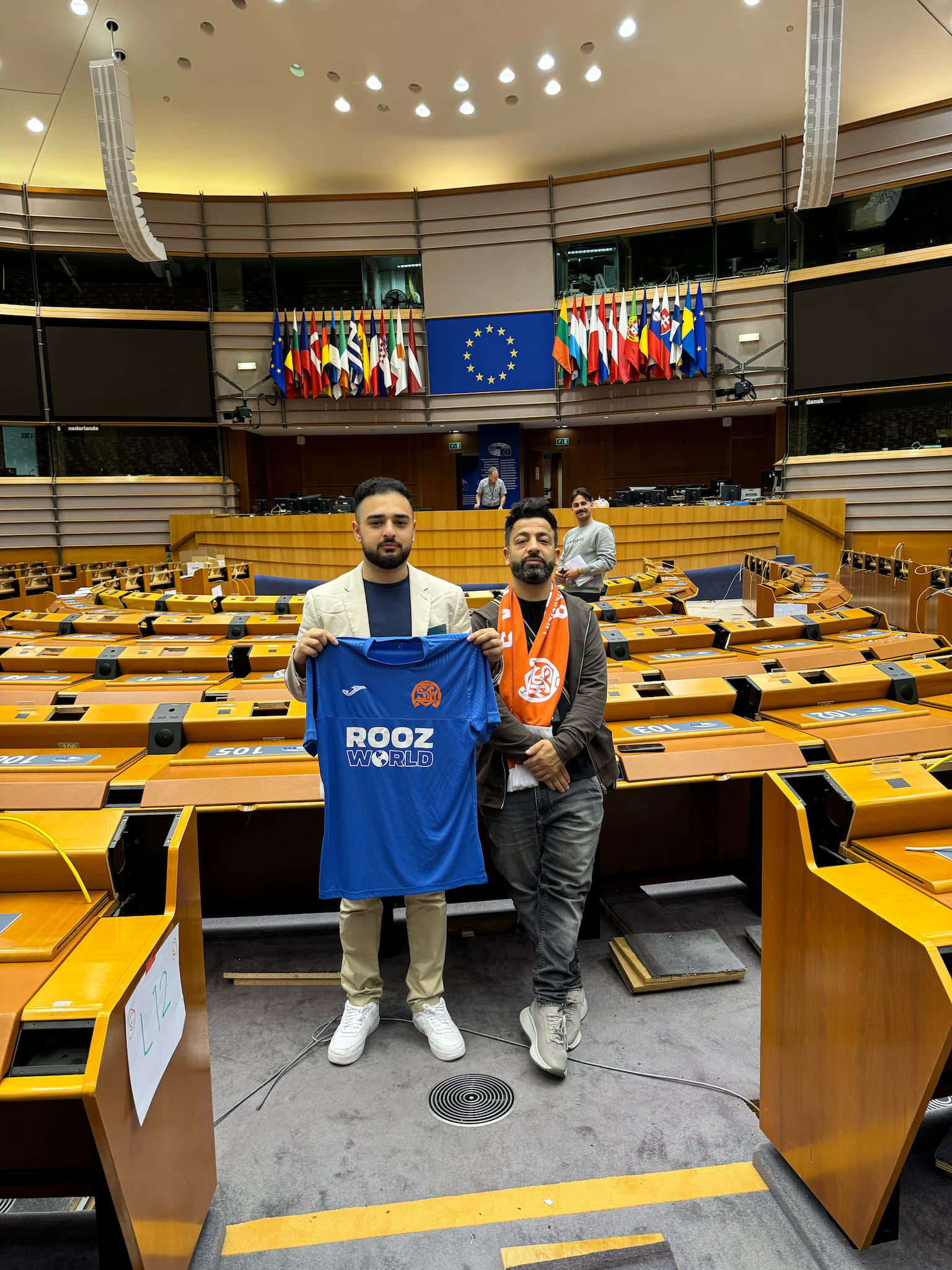Ilya Mohini und Rooz Lee im EU-Parlament